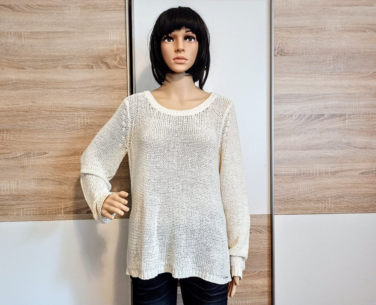 Schöner Pullover in grau mit Schall