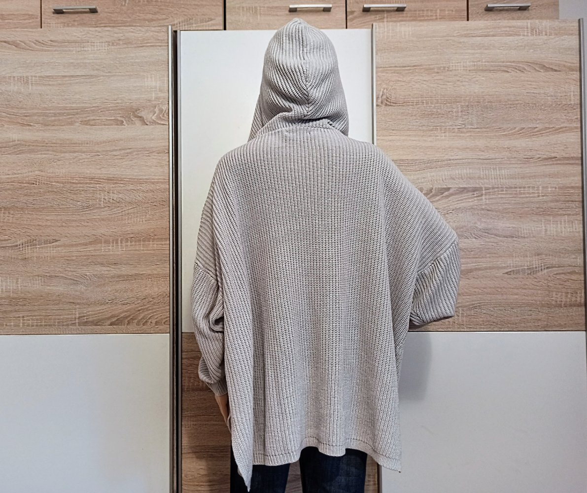 Schöner Pullover in grau mit Kapuze von Schein Curvi
