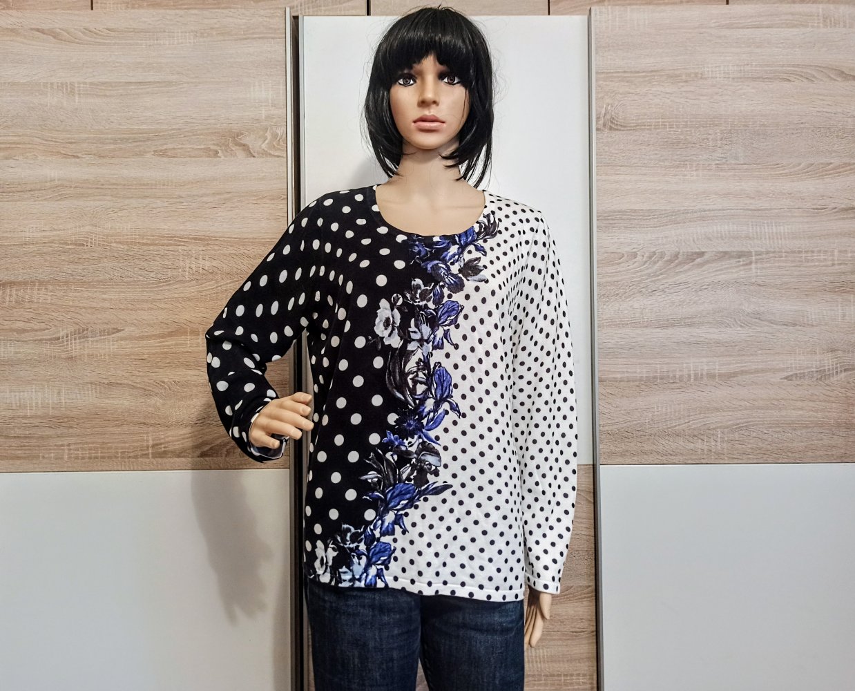 Schöner Pullover schwarz/weiß mit punkten und Blümen von Alba Mode