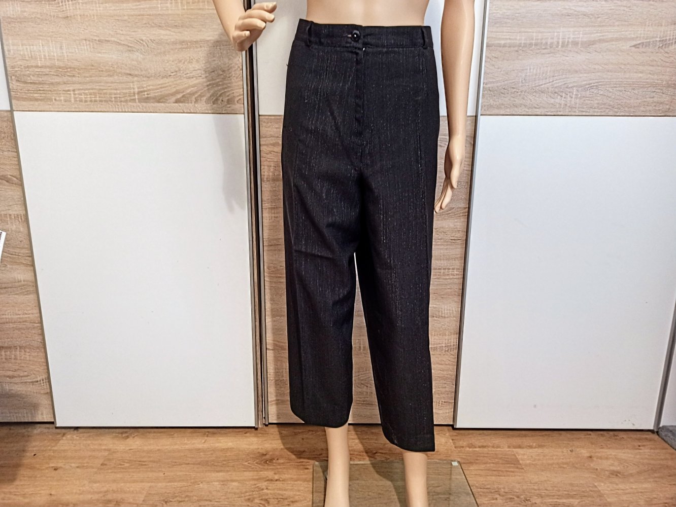 Schöne Hose in schwarz mit Glitzer von Neu Mode 