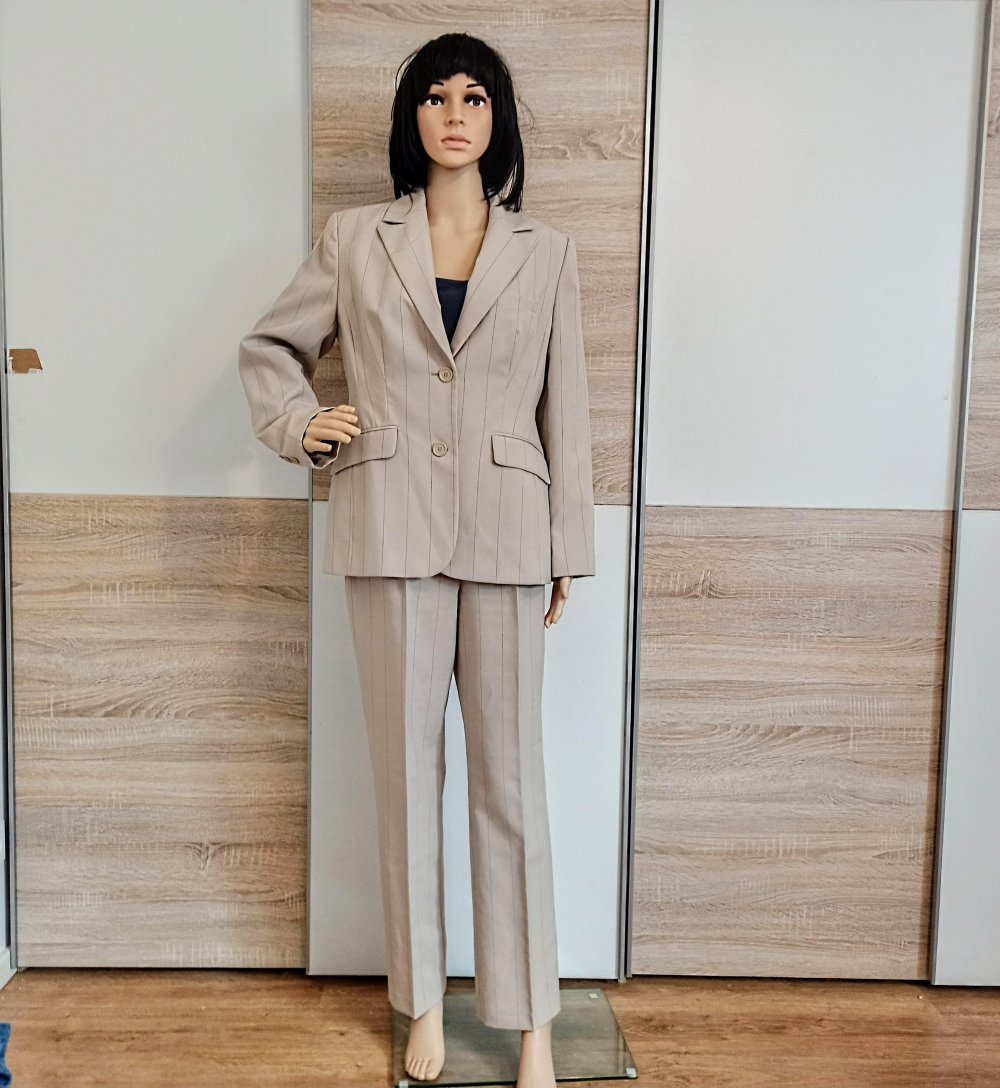 Schöner Anzug in beige mit graue Streifen