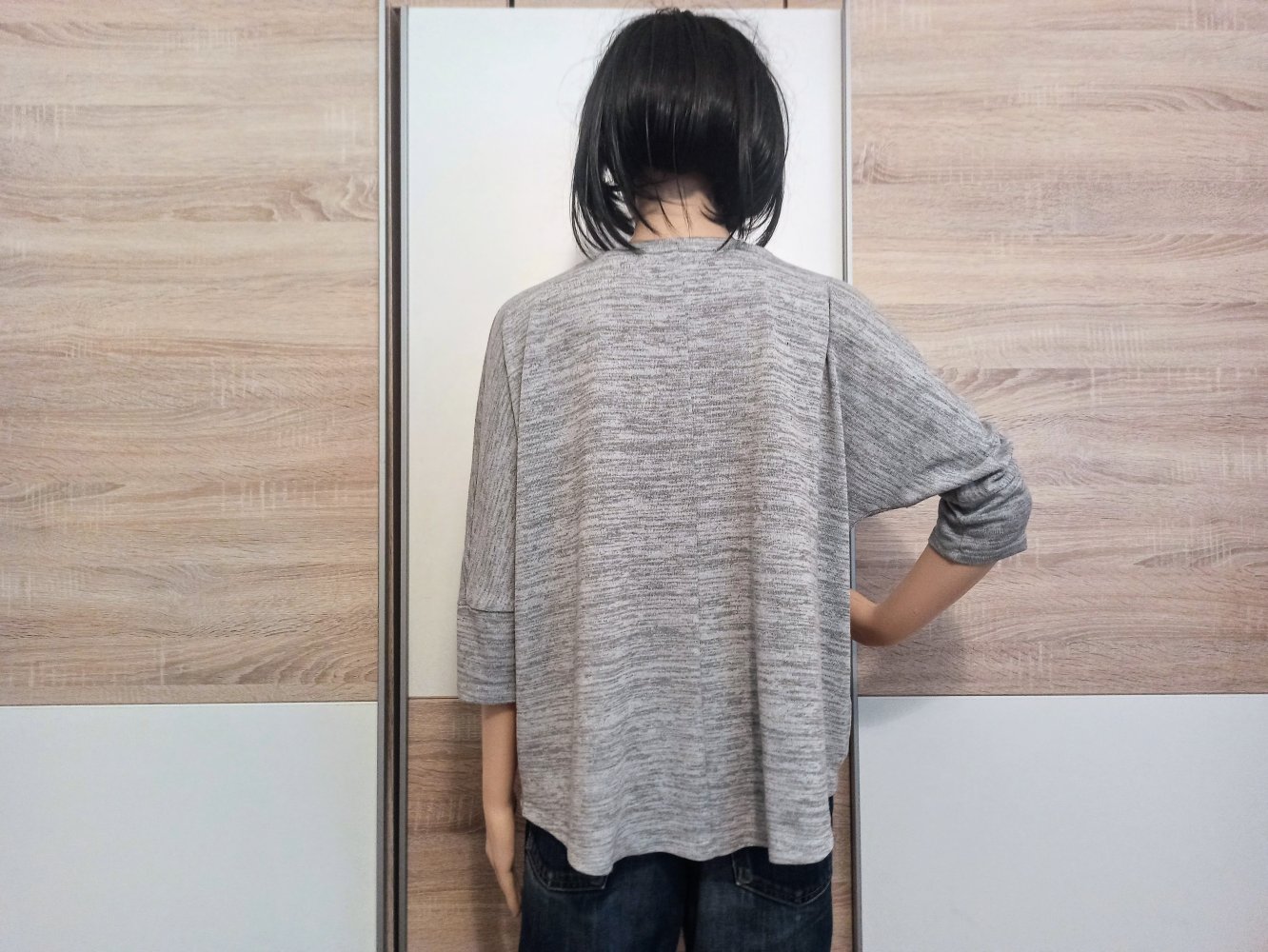 Schönes Langarm-Shirt in grau mit zwei Buchstaben BW von Orsay