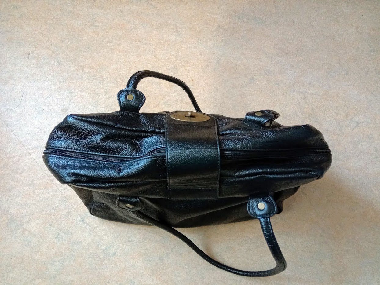 Schöne Damen Tasche in Farbe Schwarz 