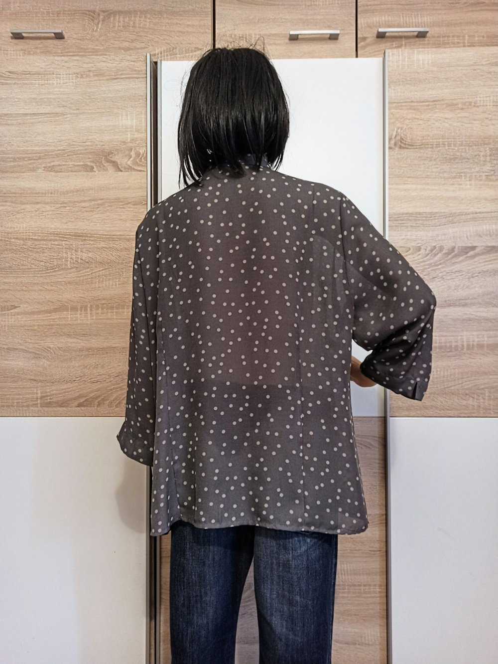 Schöne Bluse in Grau mit beige Punkten