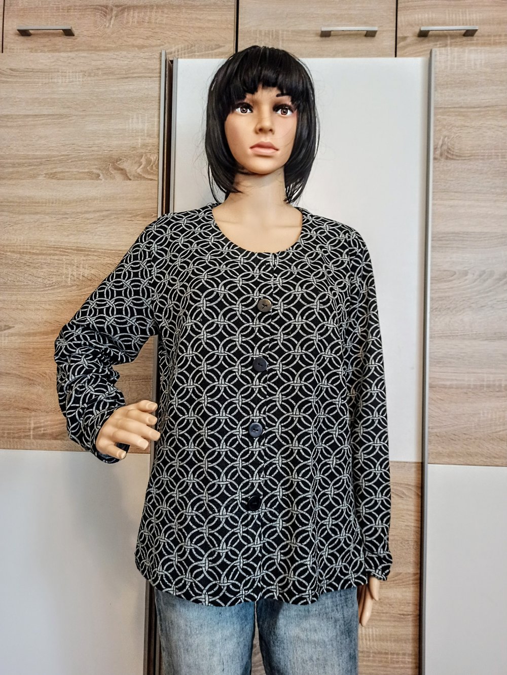 Schönes Langarm-Shirt in grau/schwarz mit Deko-Knöpfen von H&D