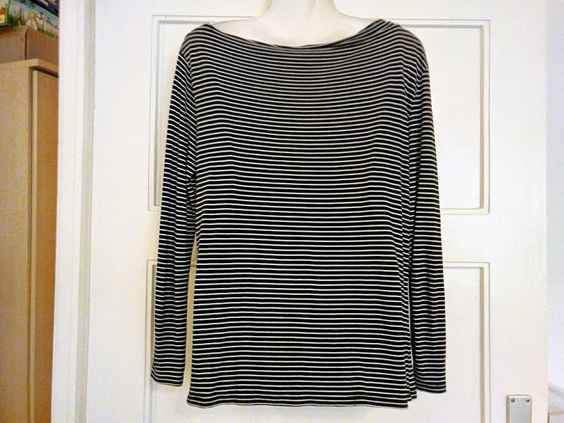 Sehr schöner Langarmshirt mit weise Nadelstreifen