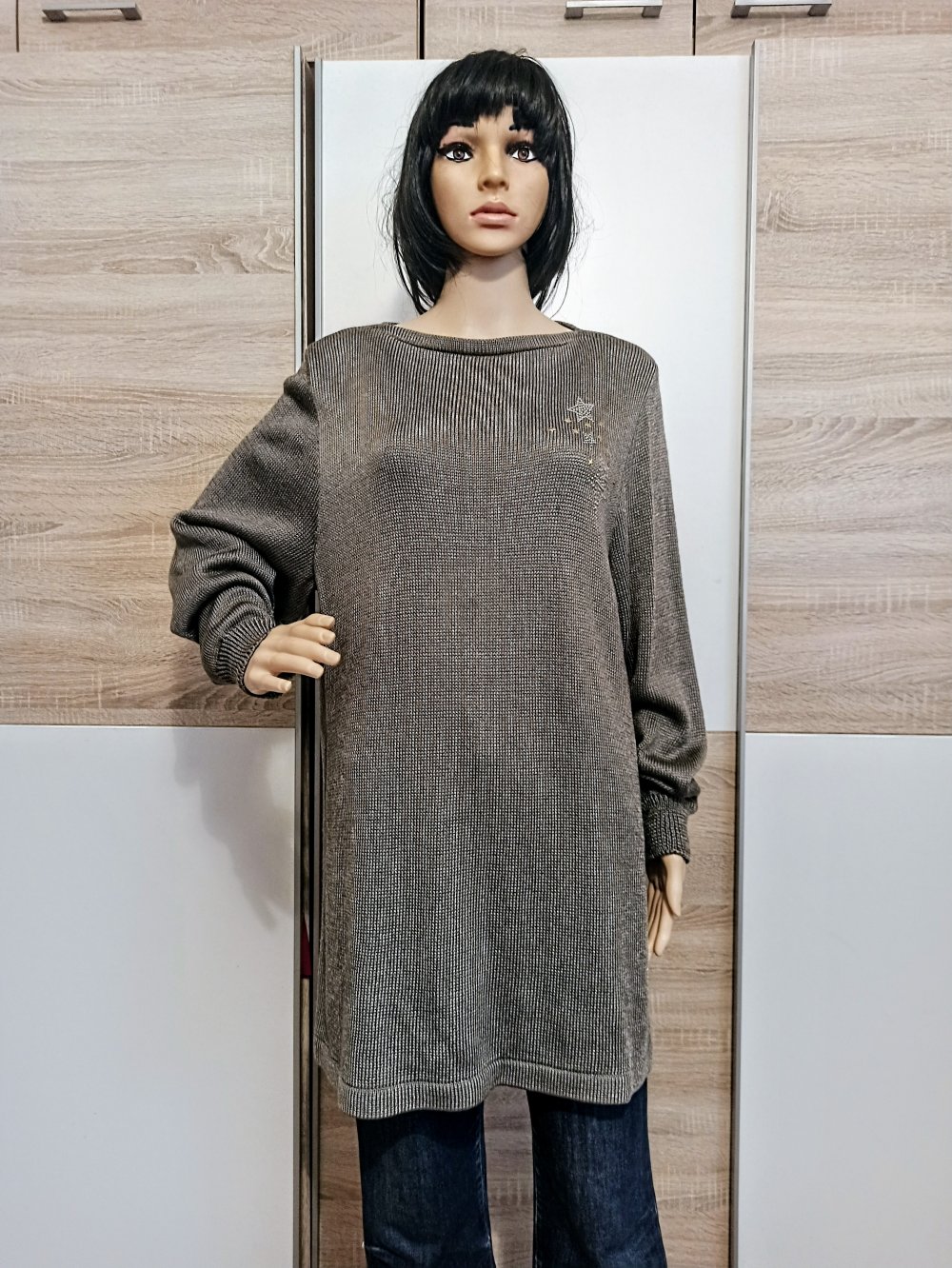 Schöner Pullover in grau mit Straassternen