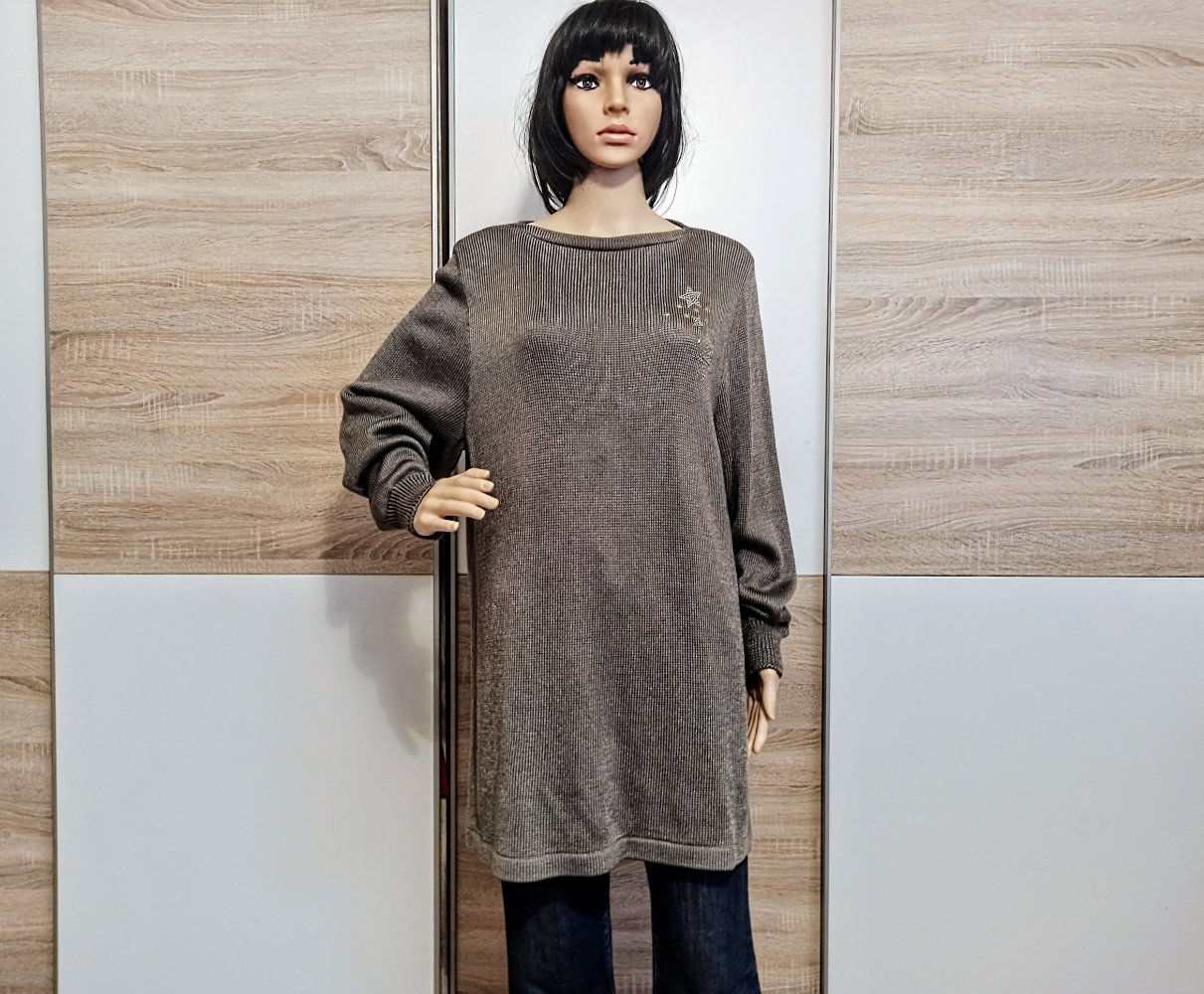 Schöner Pullover in grau mit Straassternen