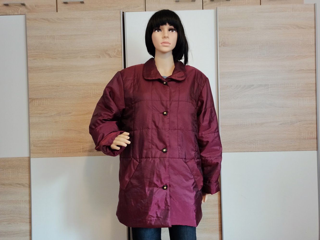 Schöne Jacke in Burgunderrot mit Schal 