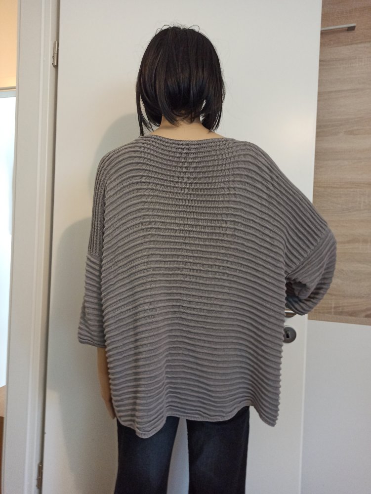 Schöner Pullover von she(e)r in grau