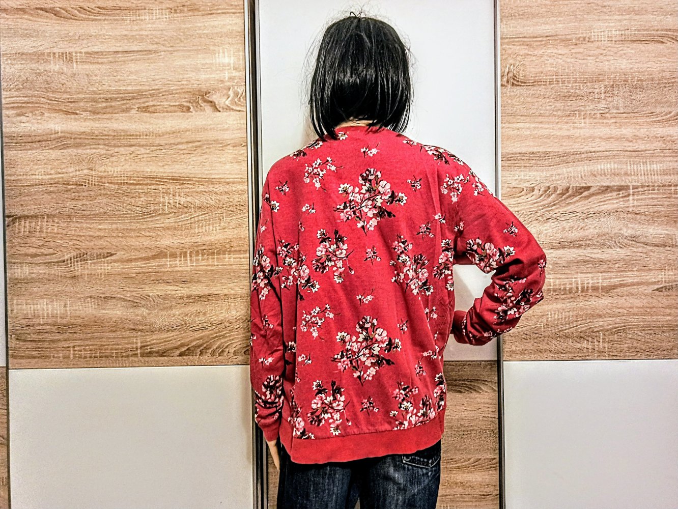 Schönes Langarm-Shirt in rot mit weiße Blümchen von Divided