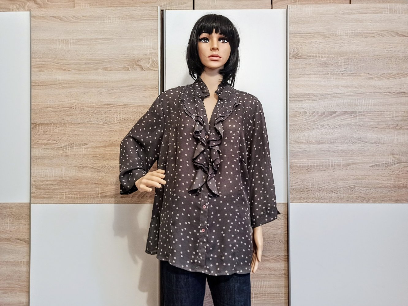 Schöne Bluse in Grau mit beige Punkten