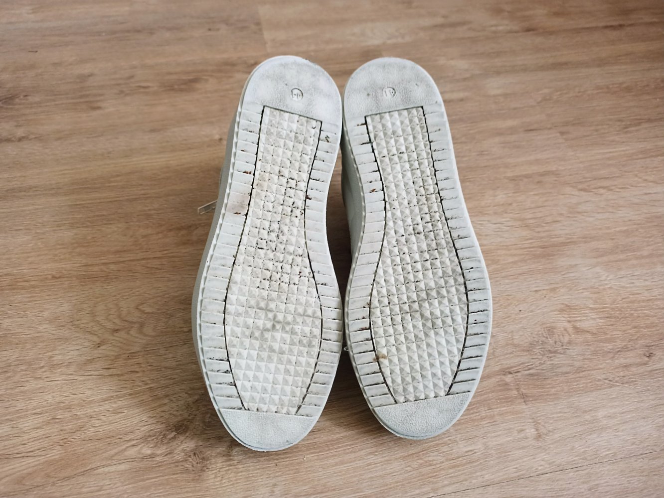 Sehr schöne Sneakers in Cremefarbe von Black Squad