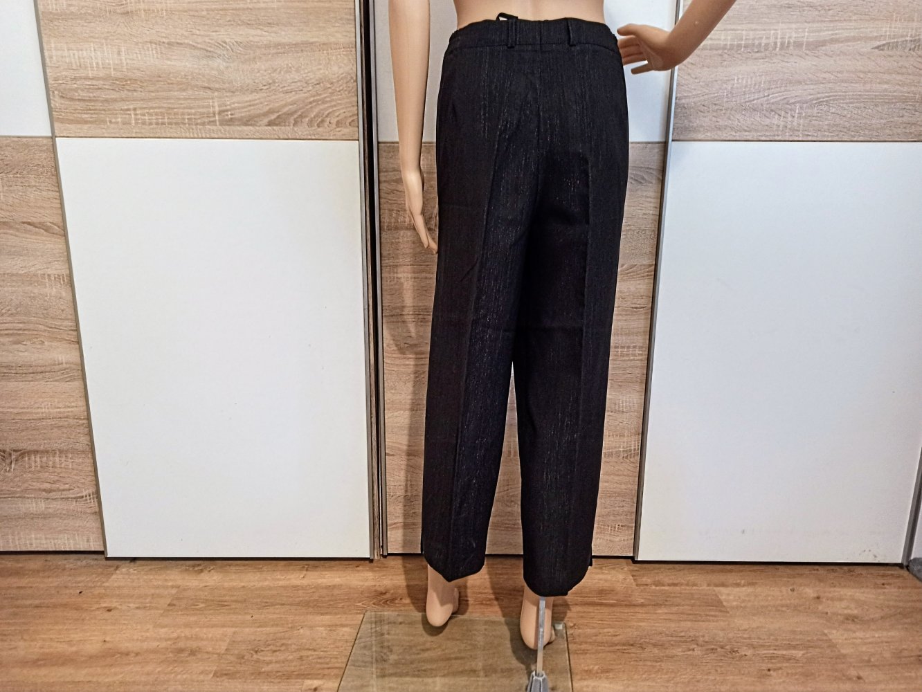 Schöne Hose in schwarz mit Glitzer von Neu Mode 