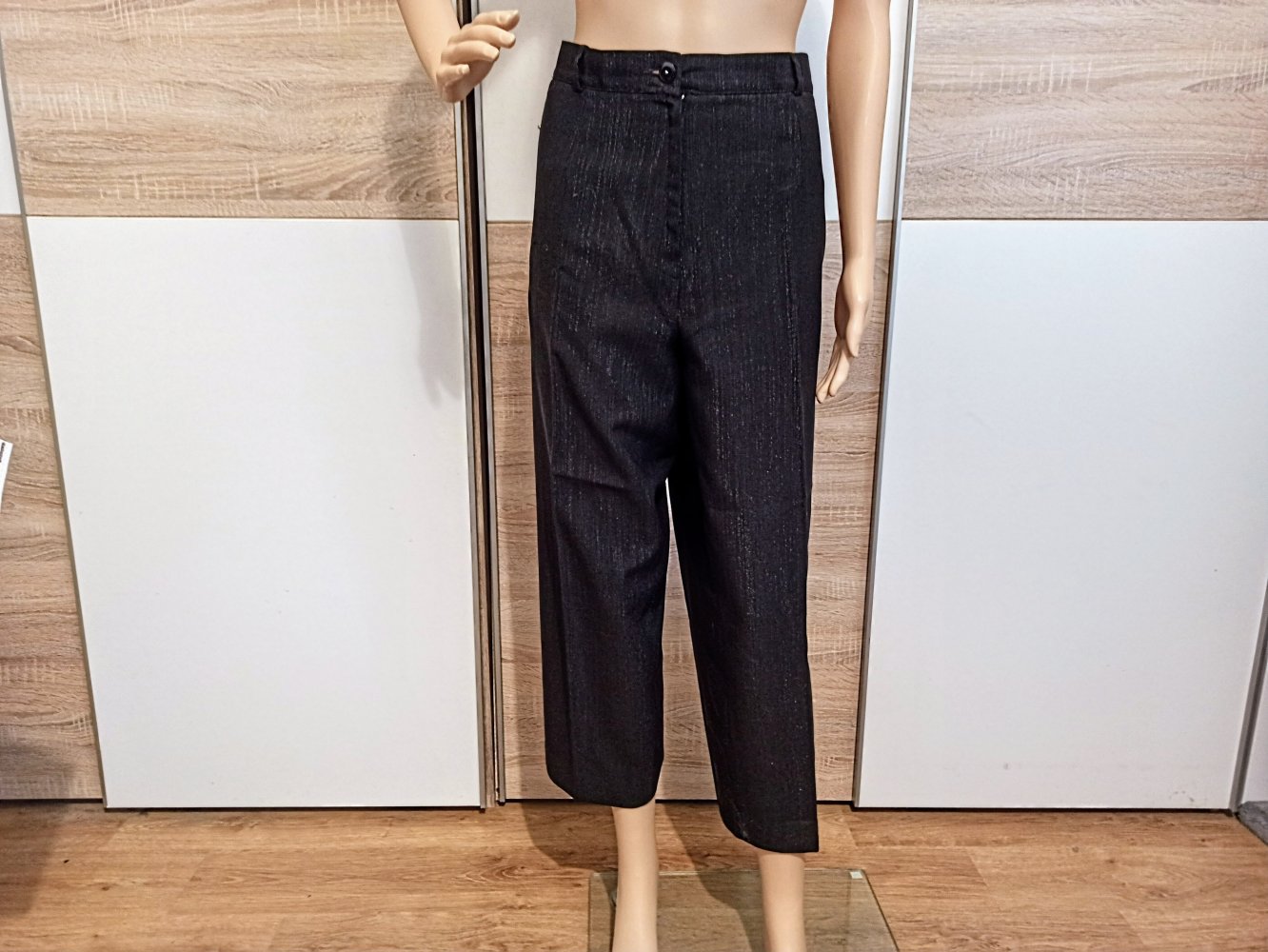 Schöne Hose in schwarz mit Glitzer von Neu Mode 