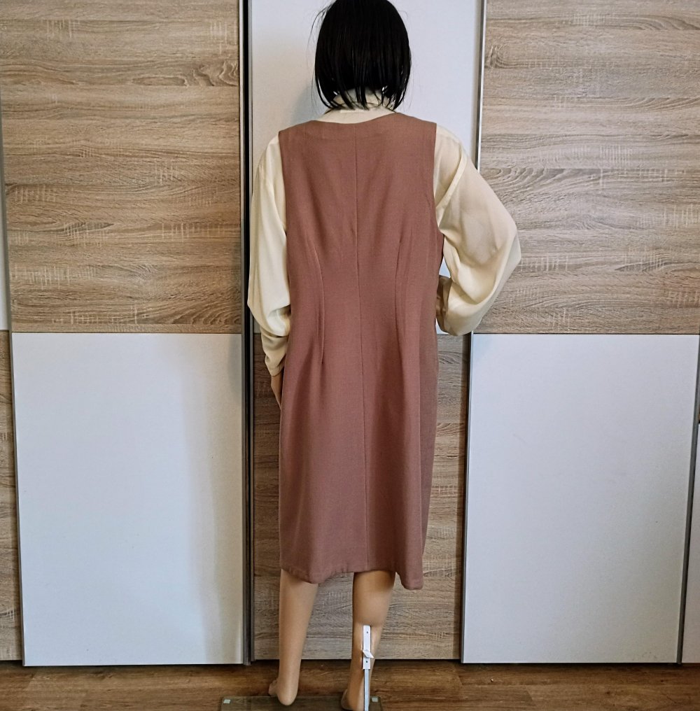 Schönes Kleid in beige mit Deko-Knöpfen