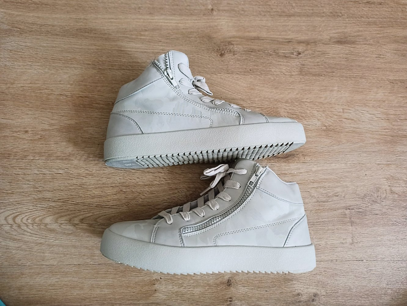 Sehr schöne Sneakers in Cremefarbe von Black Squad