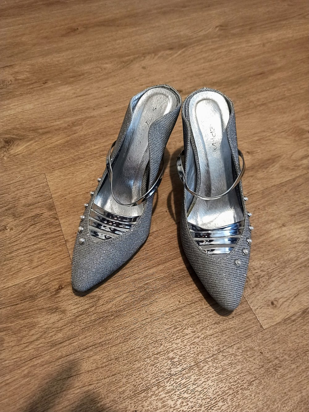 Tolle Damen Pumps mit Glitzer in Silber von Scepharr