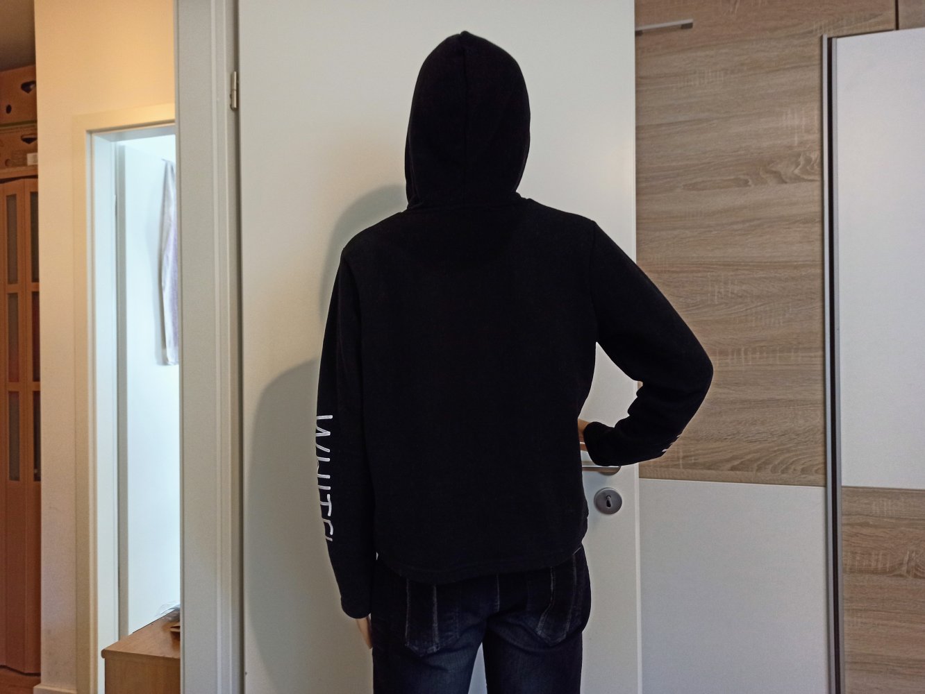Schöner Hoodie-Pullover in schwarz von Magnum mit Kapuze