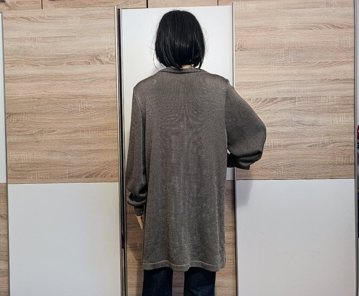 Schöner Pullover in grau mit Straassternen
