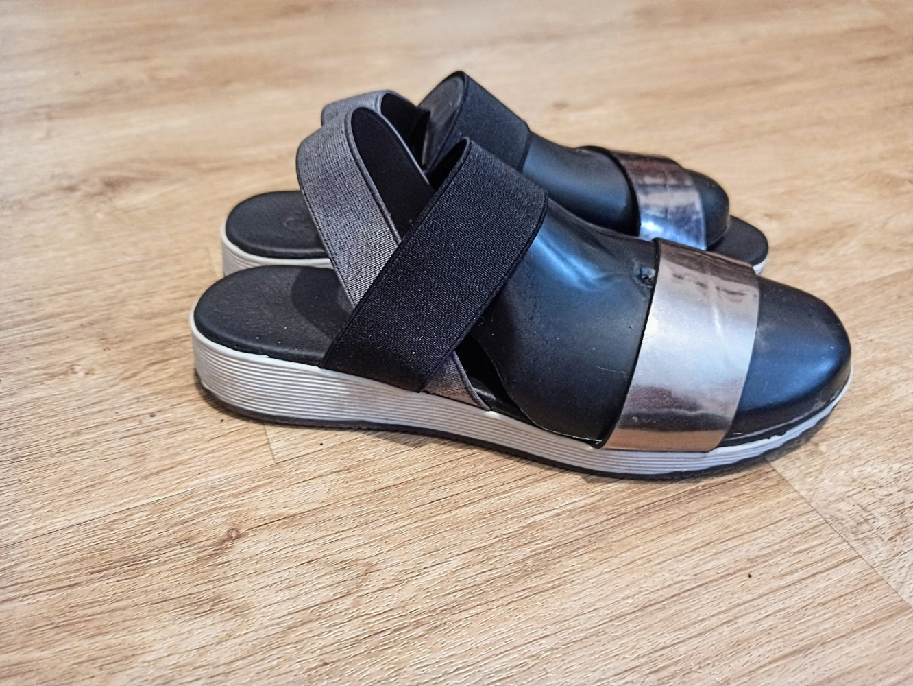 Tolle Damen Sandalen in schwarz/silber von Jenny Fairy