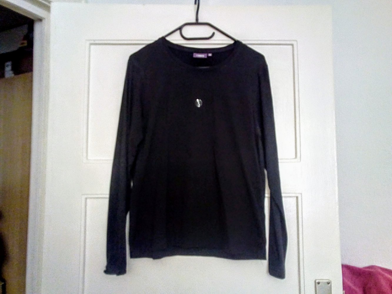 Sehr schönes Langarm-Shirt in schwarz 