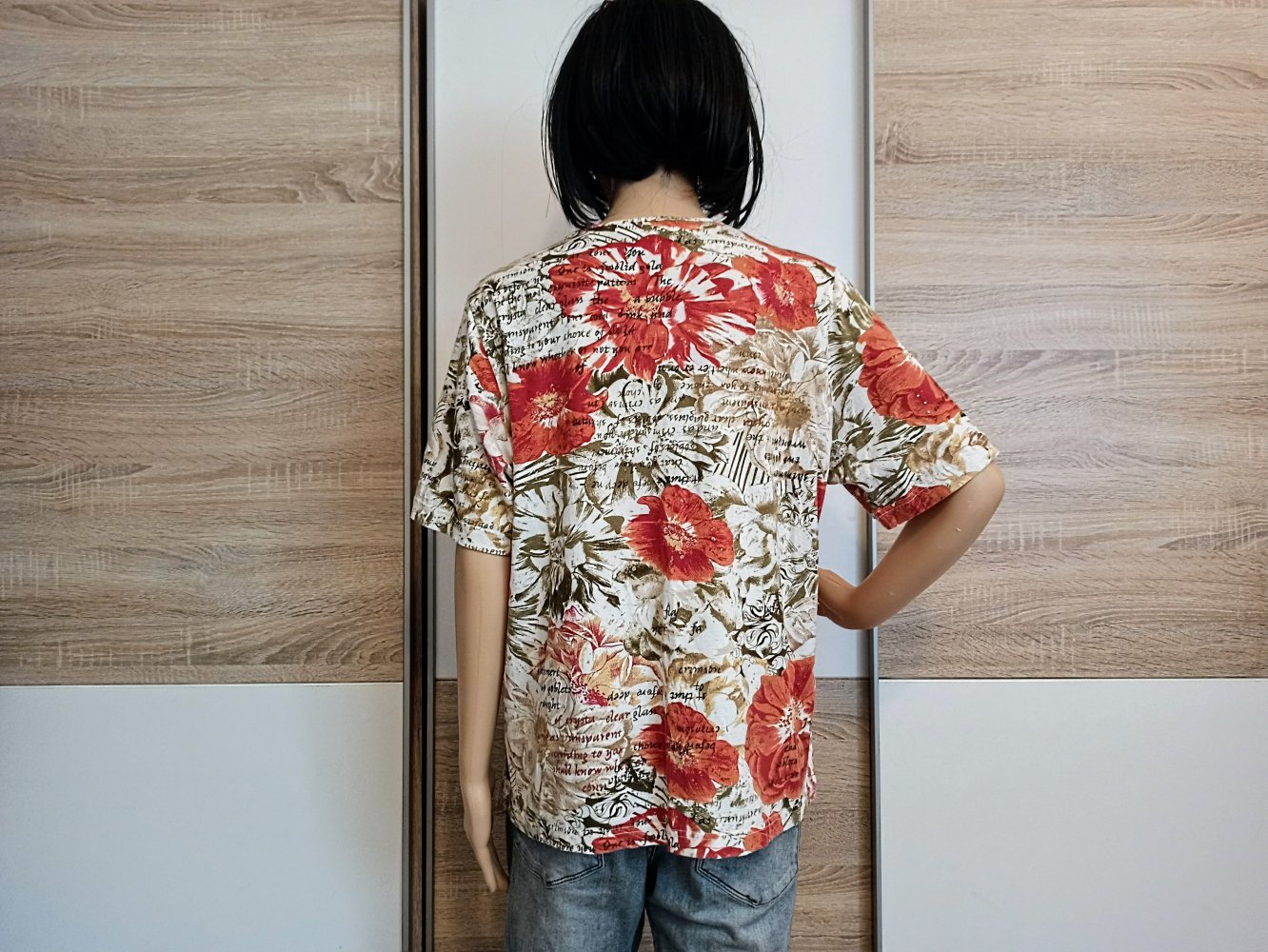 Sehr schönes T-Shirt mit große rote Blumen von Bonita