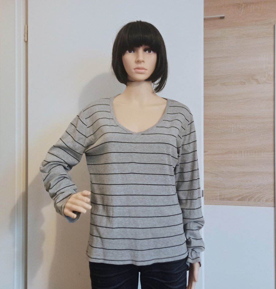 Schöner Langarm-Shirt in grau mit schwarze Streifen 