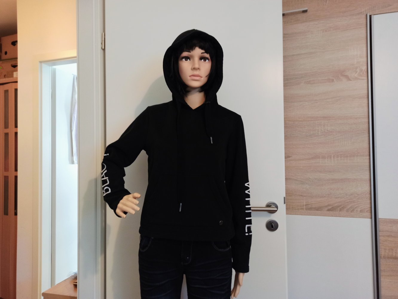 Schöner Hoodie-Pullover in schwarz von Magnum mit Kapuze