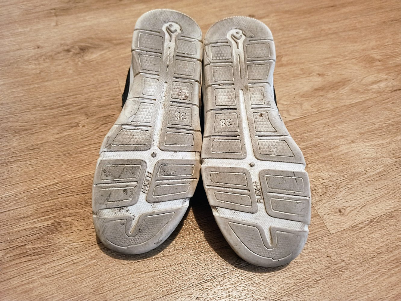 Sehr schöne Sneakers in schwarz von Decatlon