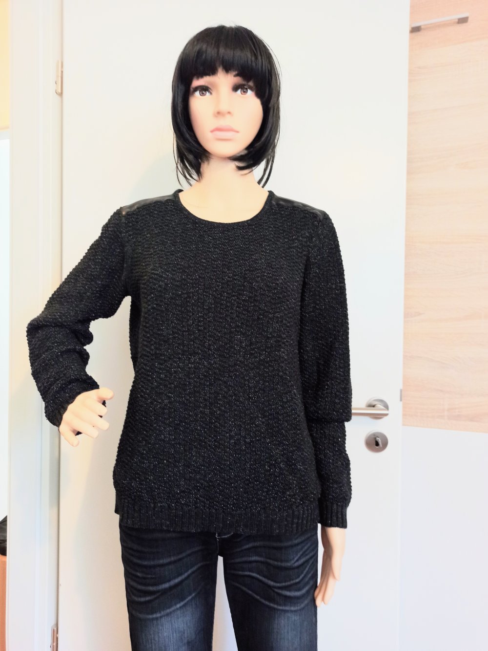 Schöner Pullover in schwarz mit Glitzer