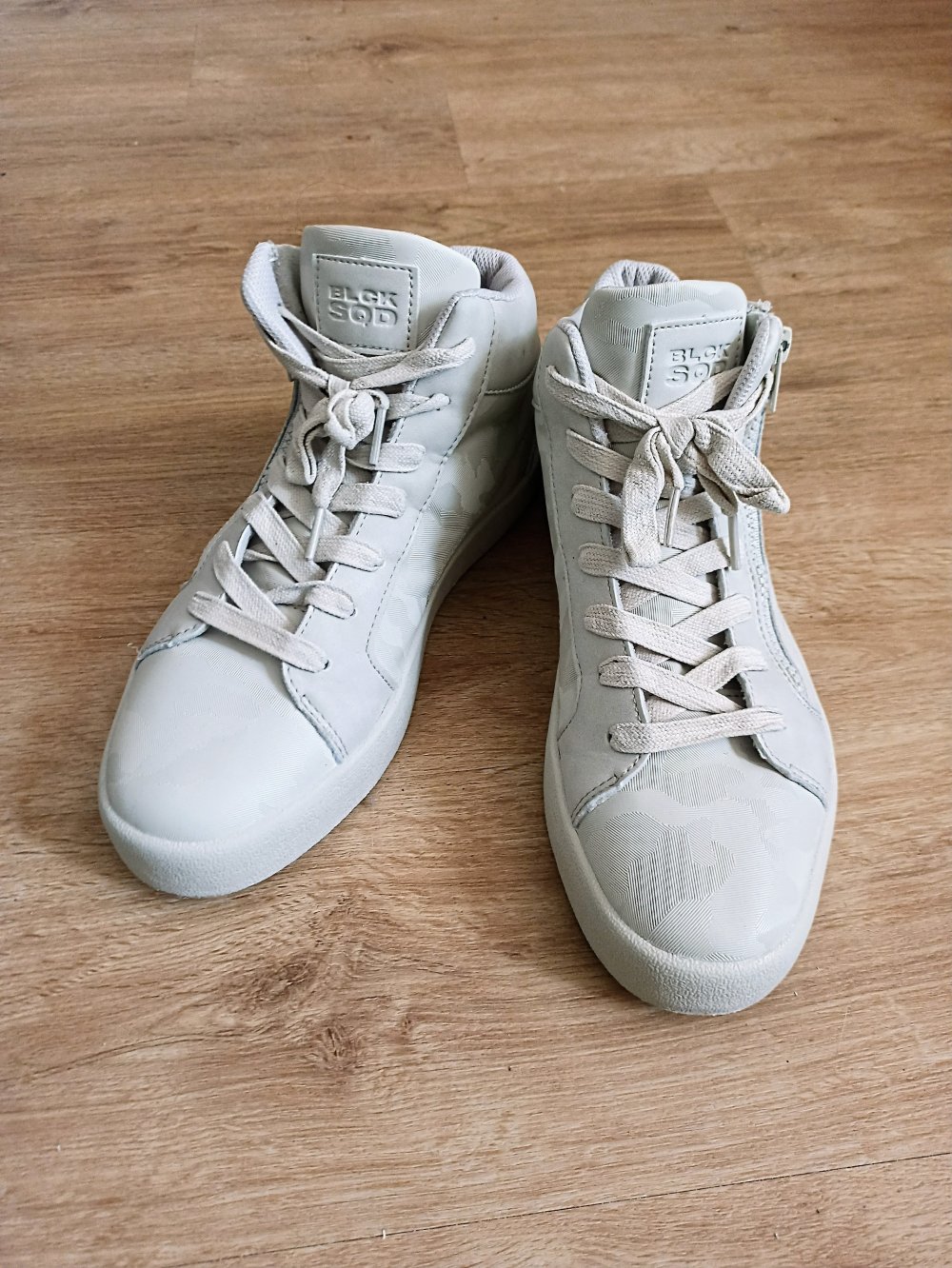 Sehr schöne Sneakers in Cremefarbe von Black Squad