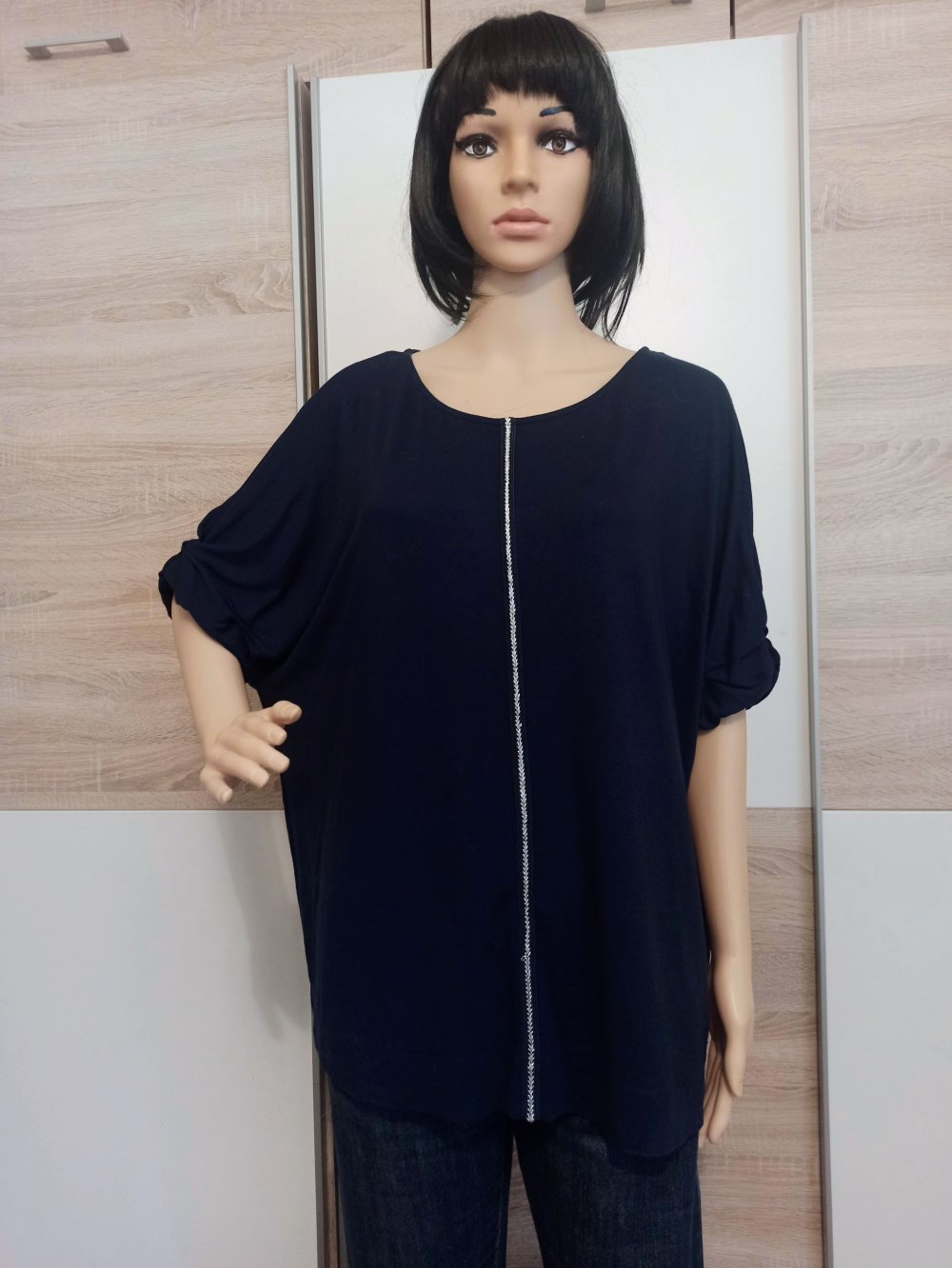 Schönes T-Shirt in marienblau mit silberne Streife von Canda