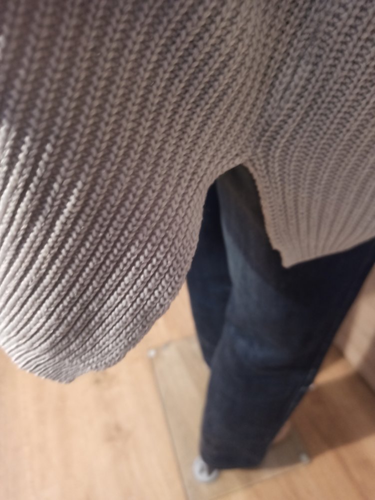 Schöner Pullover in grau mit Kapuze von Schein Curvi