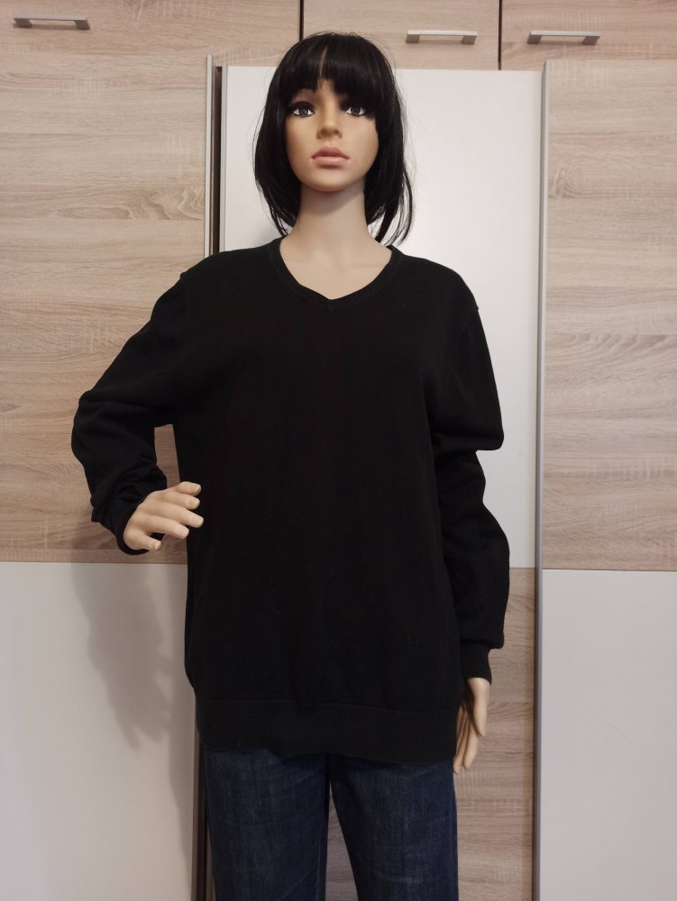Schöner Pullover in schwarz von The Basics