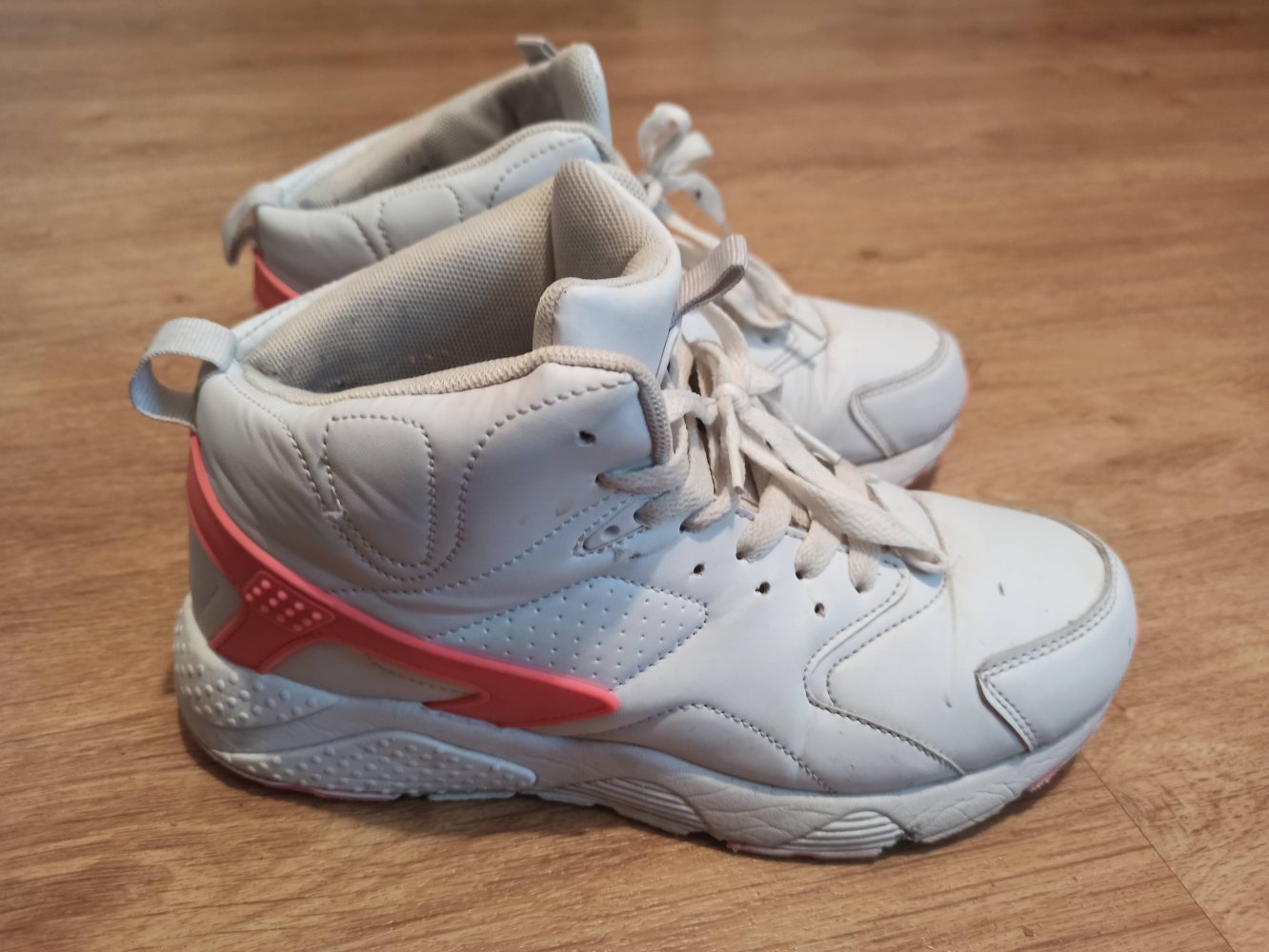 Sehr schöne Sneakers in weiß von Road Star