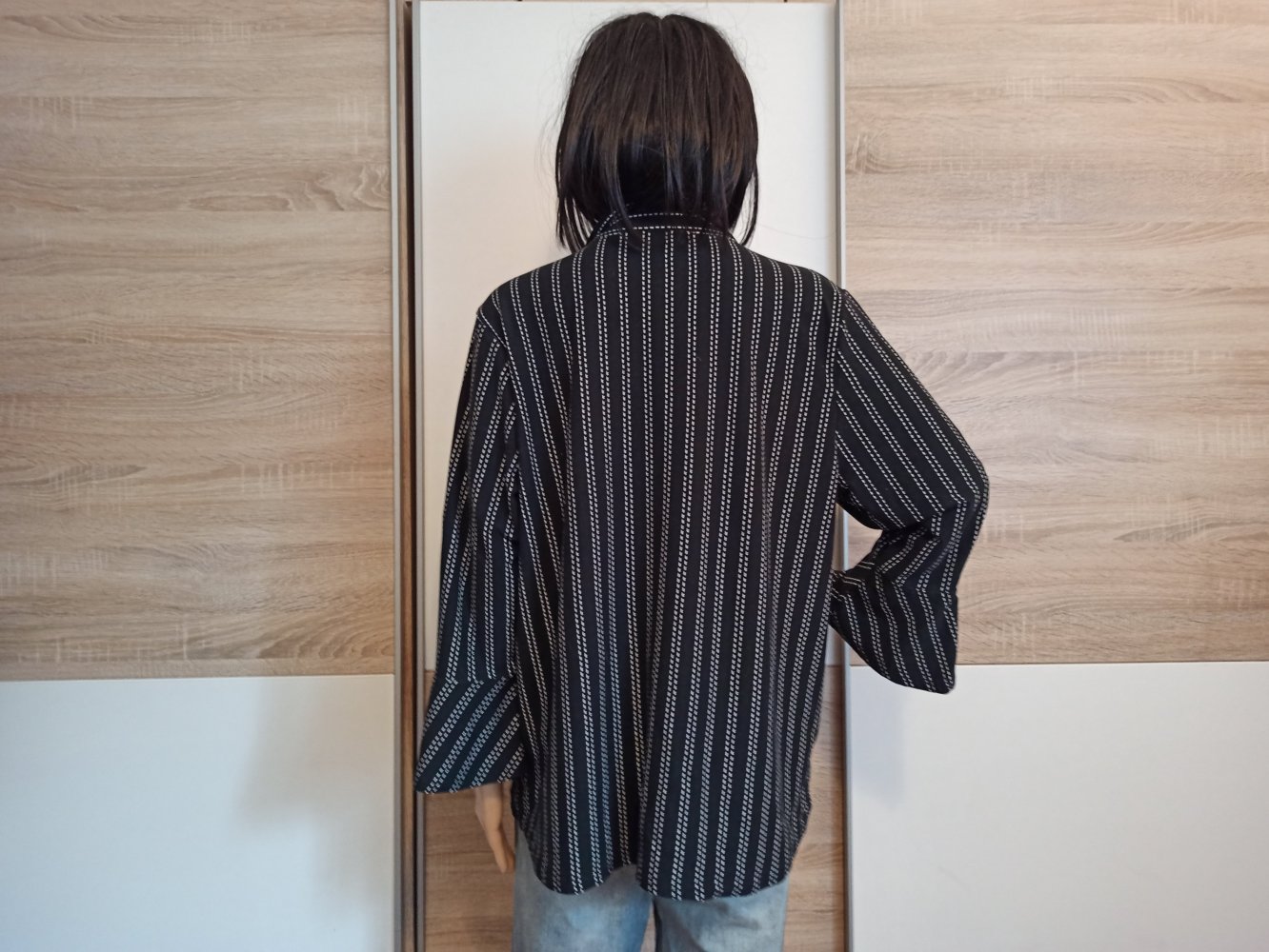 Schöne Bluse in schwarz mit weiße Streifen von by Design