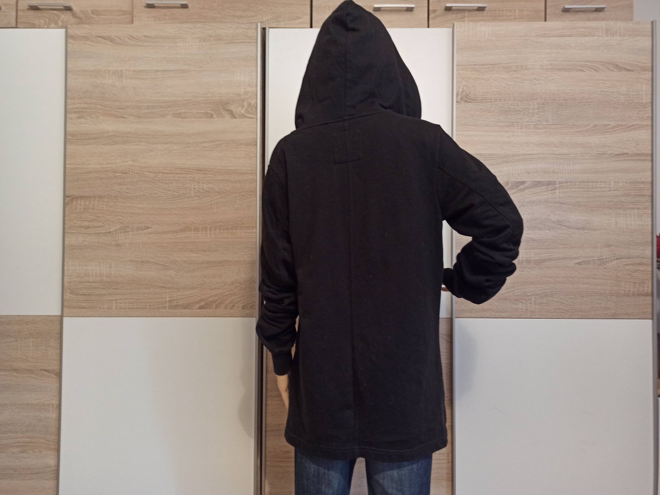 Schöne Cardigan in schwarz und Kapuze von FSBN