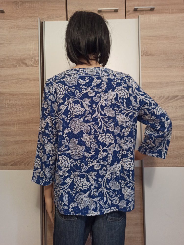 Schönes Langarm-Shirt in blau mit weiße Blätter Muster von Green Cotton