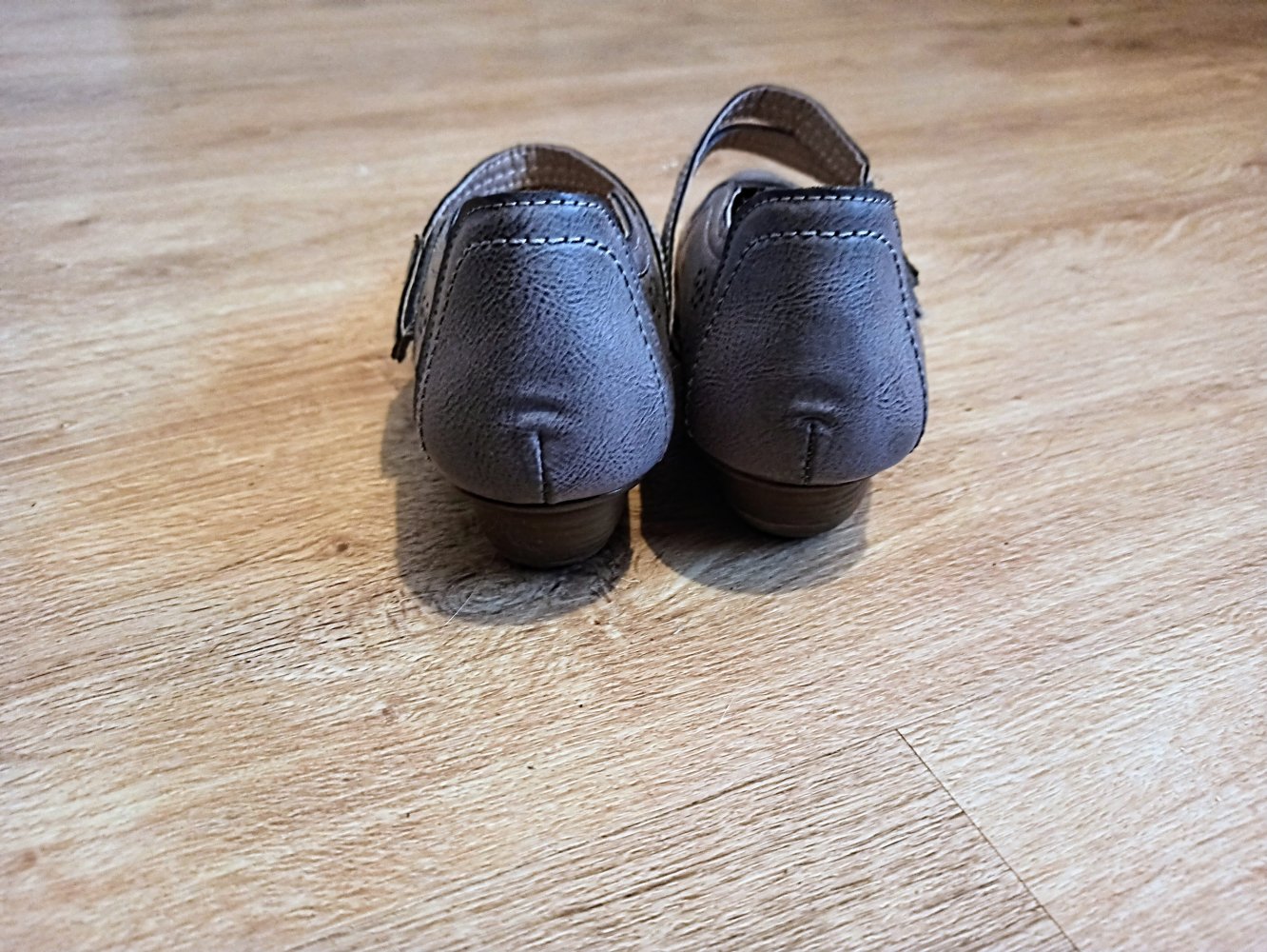 Tolle Damen-Schuhe in Graue Farbe von Cityline