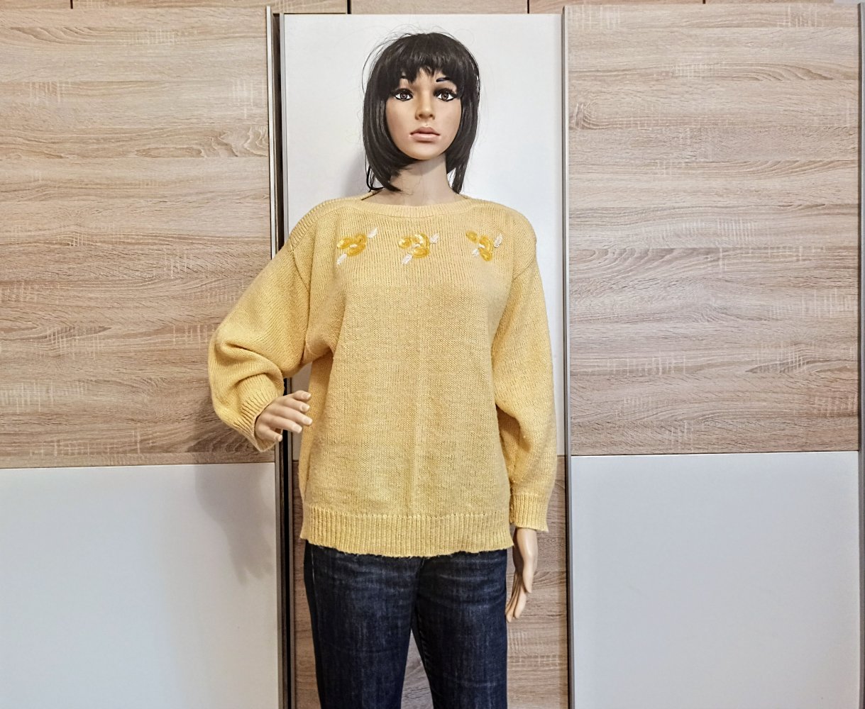 Schöner Pullover in gelb mit Starasssteinen von Nuova Moda