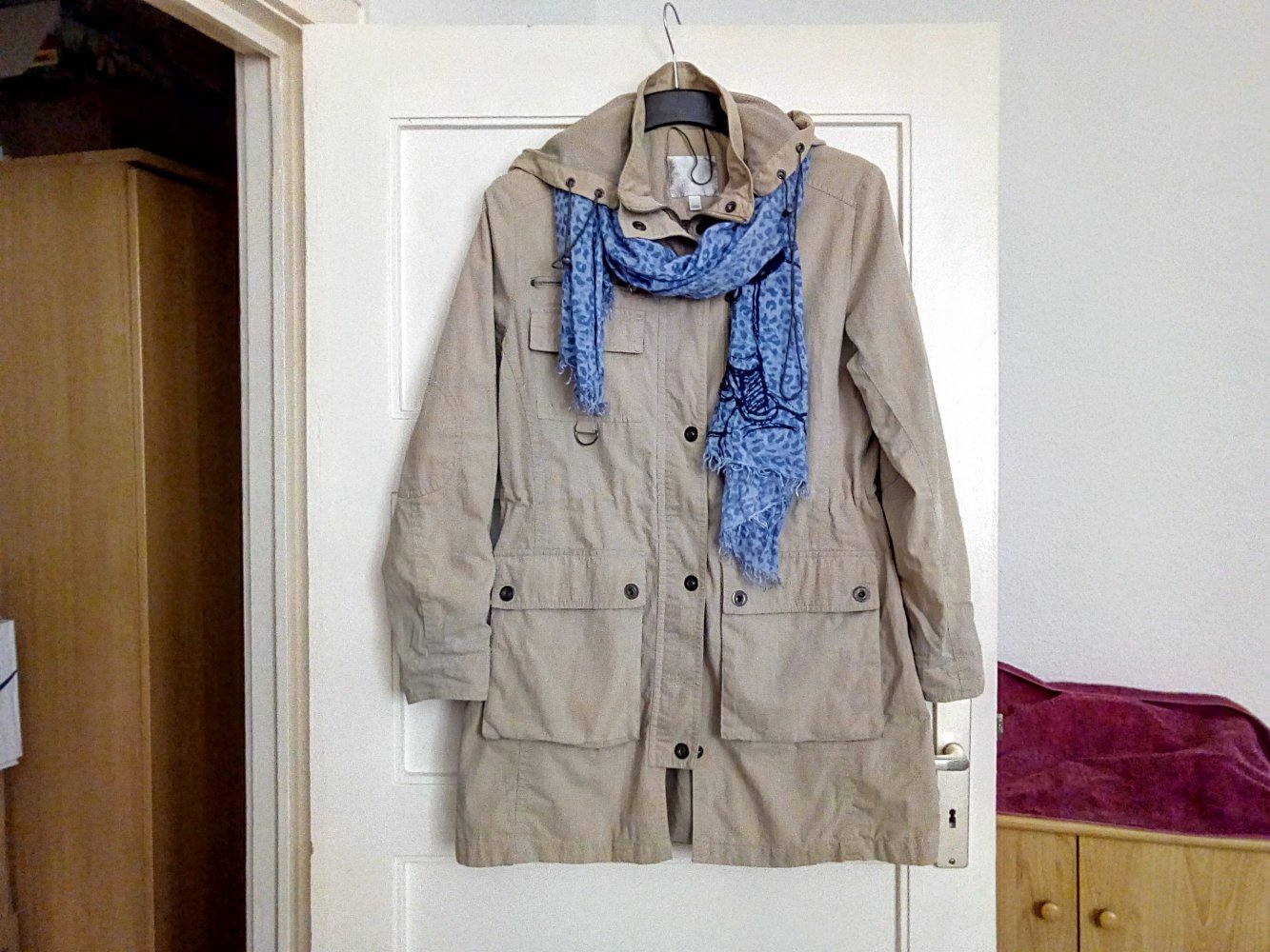 Tolle Übergangsjacke mit Kapuze in Farbe beige von Amisu 