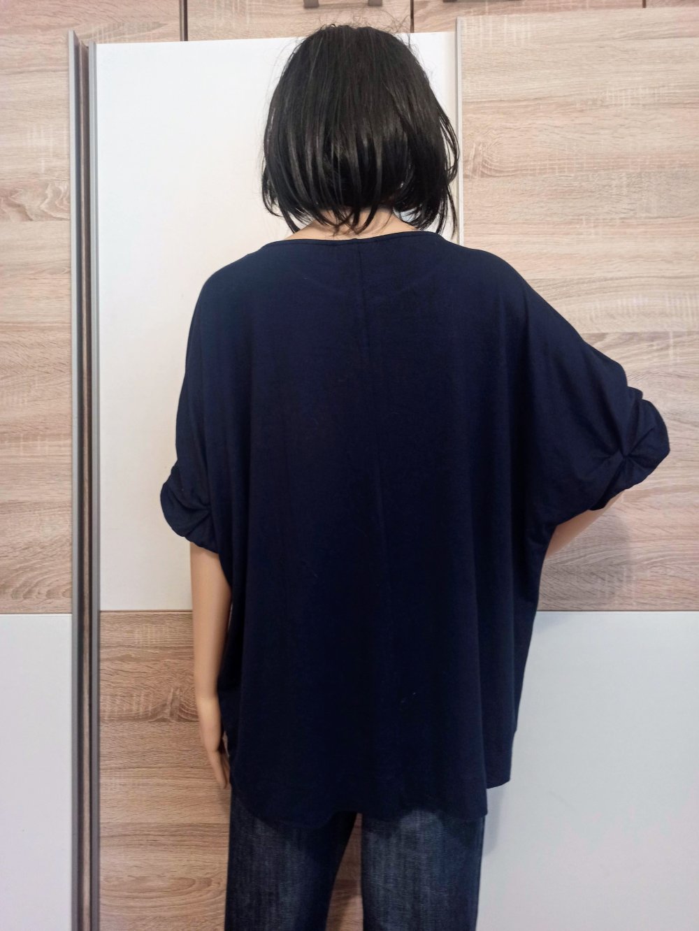 Schönes T-Shirt in marienblau mit silberne Streife von Canda