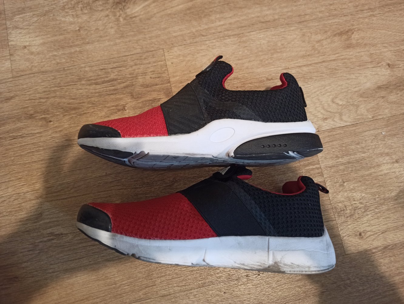 Sehr schöne Sneakers in schwarz/rot
