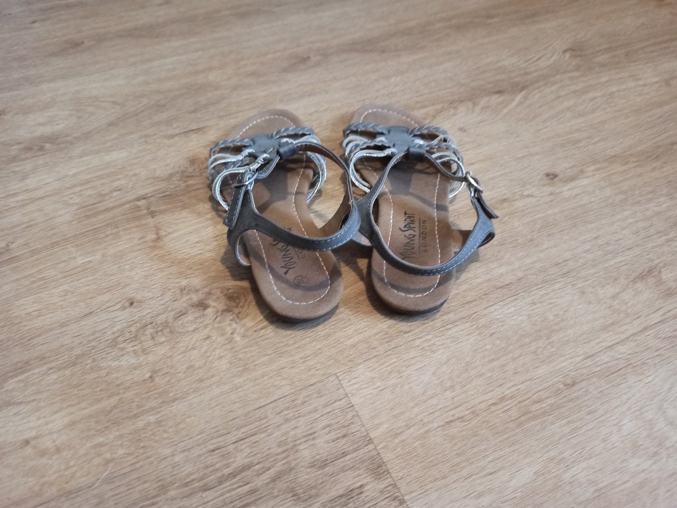 Tolle Damen Sandalen in grau/silber von Young Spirit