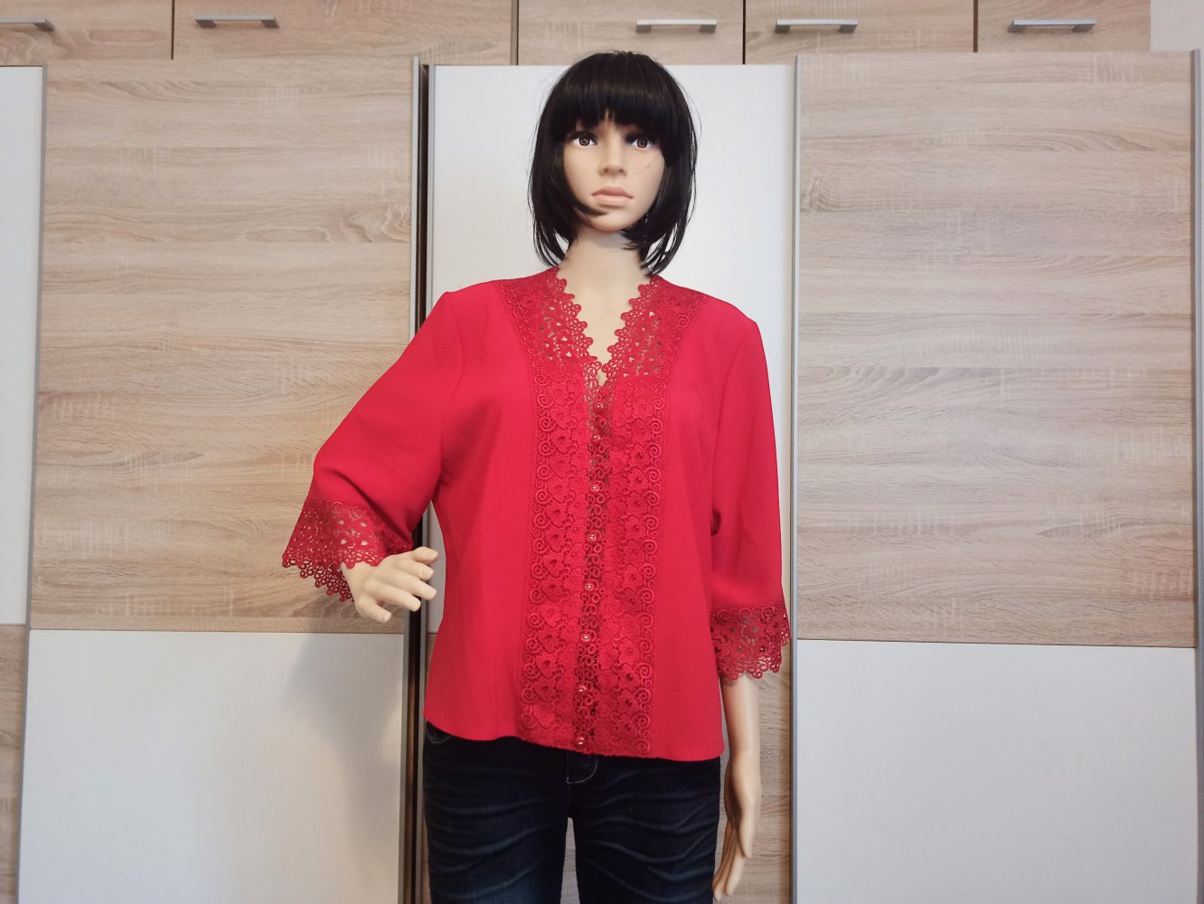 Schöne Bluse in rot mit Spitze von Halina