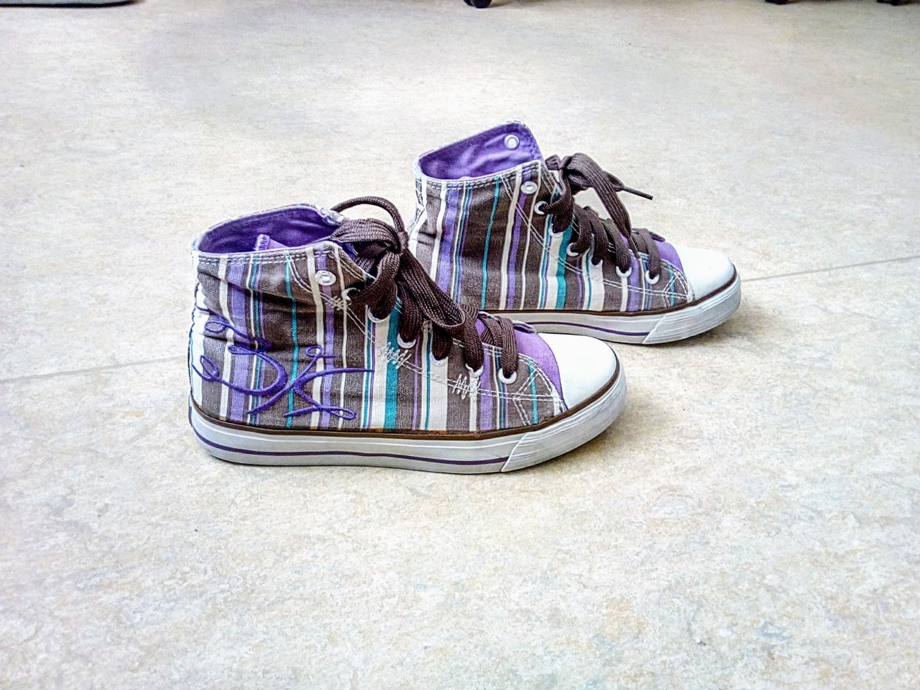 Sehr schöne gestreifte Sneakers von BK (British Knights). 