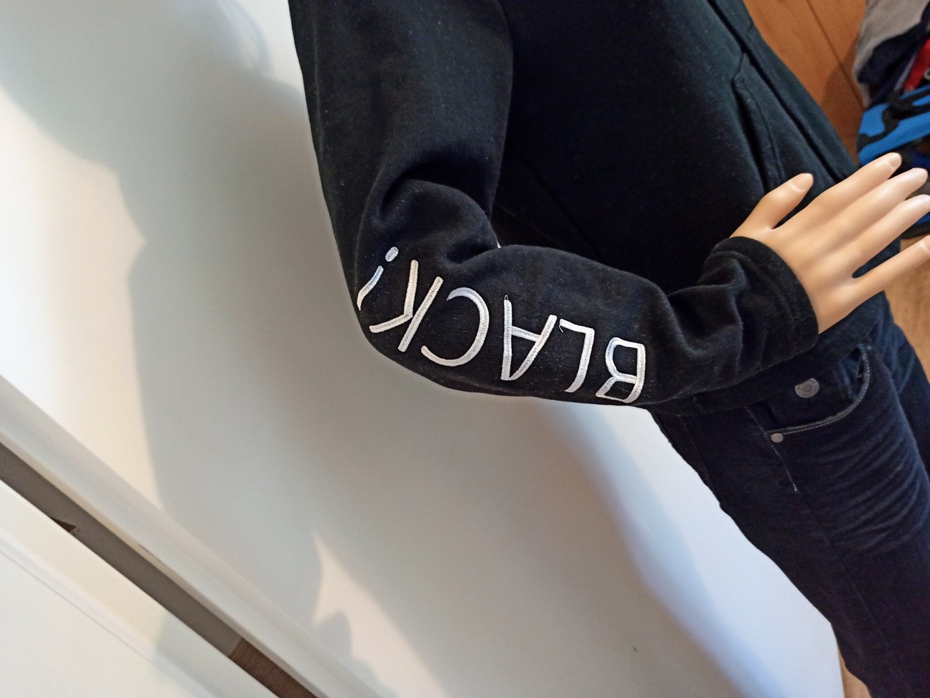Schöner Hoodie-Pullover in schwarz von Magnum mit Kapuze