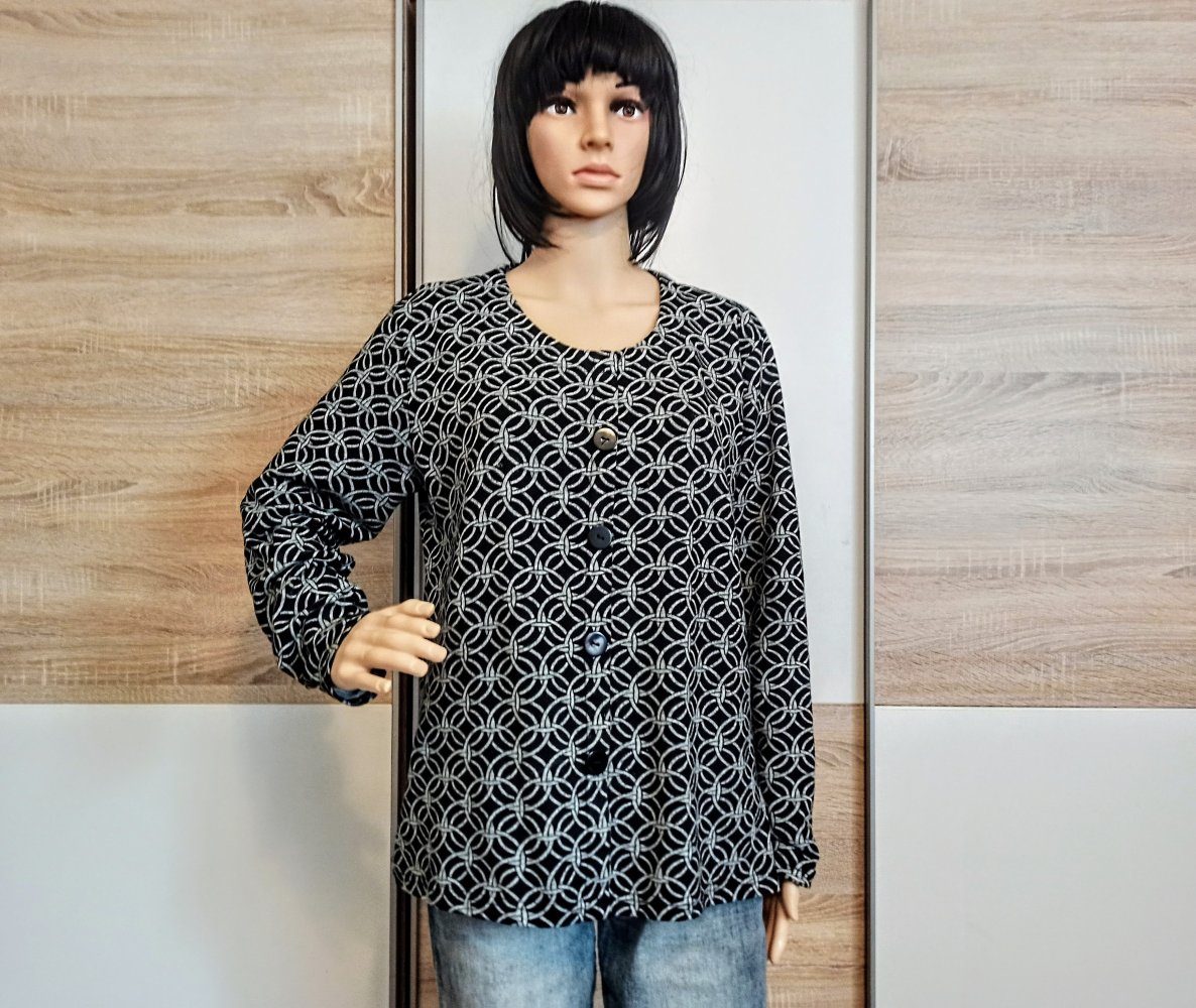 Schönes Langarm-Shirt in grau/schwarz mit Deko-Knöpfen von H&D