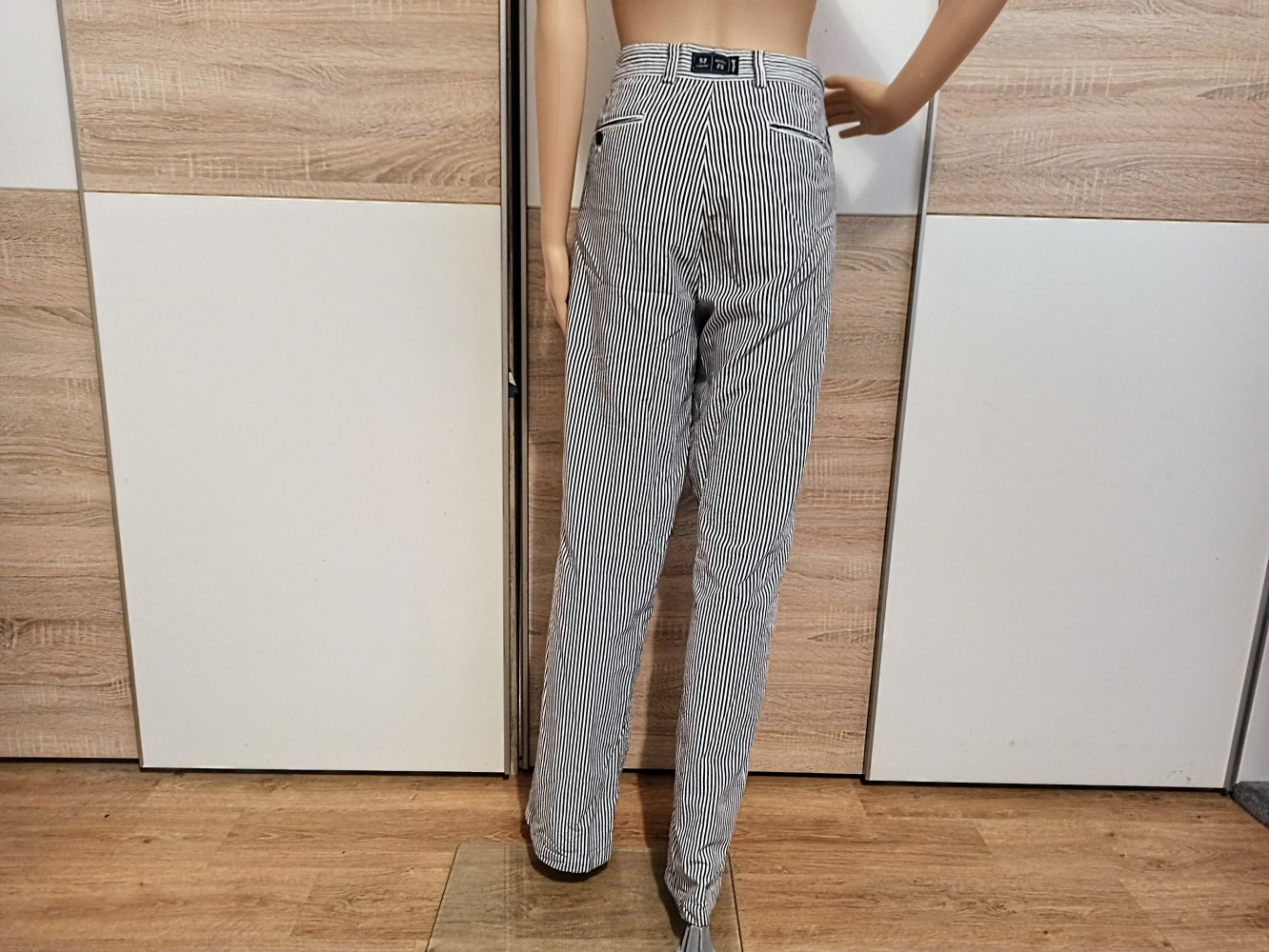 Schöne Hose in weiß mit graue Streifen von gardeur